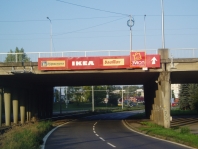 velkoplošná reklama na mostech