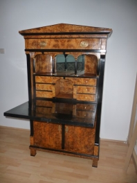 Biedermeier psací sekretář.