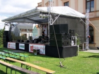 Podium se zastřešením