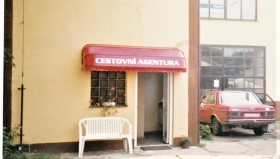 červená markýza nad vstupní dveře s nápisem Cestovní agentura
