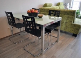 Kovové jídelní a kancelářské stoly z hliníku