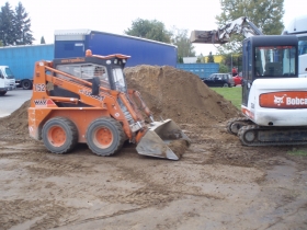 provádíme kontejnerovou dopravu, dopravu a odvozy s přistavením kontejneru, nebo sypáním materiálu