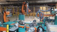Robotizované pracoviště se dvěma spolupracujícími roboty.