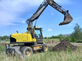 Zemní a výkopové práce kolovým bagrem VOLVO EW 140C v Praze a okolí