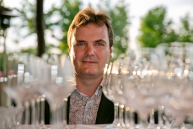 Obchod vínem; investice do vína; someliérské služby; zážitkové degustace; firemní večírky;