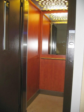 Podlahy a podlahové krytiny výtahů