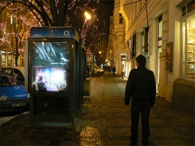 Reklamní panel na telefonních kabinách scroll