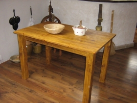 Masivní dřevěný stůl Karin 