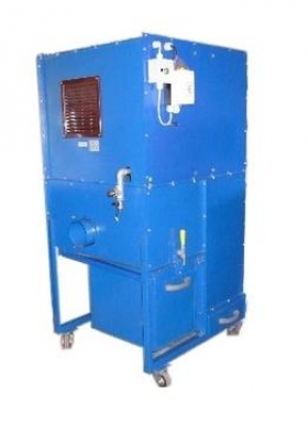 Filtrační jednotka s ventilátorem a integrovaným cyklónovým separátorem s dvojí filtrací