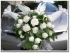 Svatba - bílé a vzorované stuhy na auta, ozdobné kytice a květy, postavičky