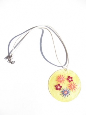 Perleťový náhrdelník s květinami žlutý