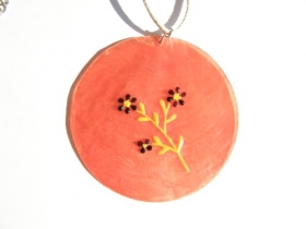 Perleťový náhrdelník s květinami červený