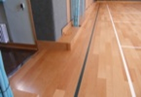 Vícevrstvé dřevěné a laminátové podlahy