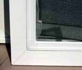 Doplňky oken a dveří - okenní a dveřní sítě proti hmyzu