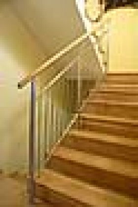 Nerezová zábradlí schodiště - výplň svislými tyčemi