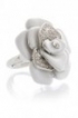 Prsten Bílá růže Kenneth Jay Lane zdobená krystaly Swarovski  