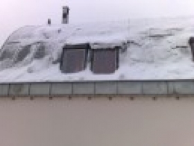 Odklízení sněhu a ledu ze střech a výškových konstrukcí