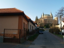 Priečelie penziónu s pohľadom na zámok