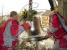 Kostel sv. Václava, Nehvizdy 2009 - montáž při svěcení během mše svaté, zvon Václav - f1, 850 kg, doplněn ke zvonu sv. Josef - gis1, 620 kg z roku 2005