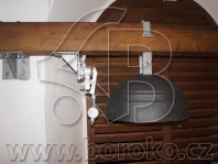 Elektromagnetické kladivo odbíjení času a ocelolitinový hodinový gong - kostel Narození Panny Marie, Tršice