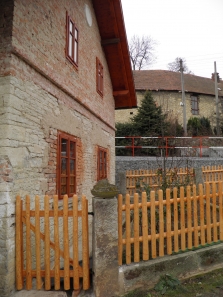 tyčky na podezdívce včetně branky