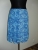 Modrá sukně se 3 sklady na předním díle, mat. šifon