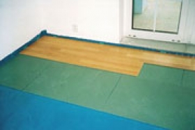 Podkladový deskový materiál pod plovoucí dřevěné nebo laminátové podlahy