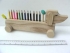 Dřevěné hračky - Jezevčík s 12 pastelkami