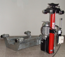 Elektrohydraulický jámový zvedák s hydraulickým agregátem na zvedáku
