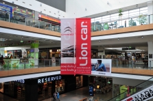Reklamný baner v tvare kríža v obchodnom centre