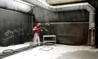 Povrchové opieskovanie hutného materiálu
